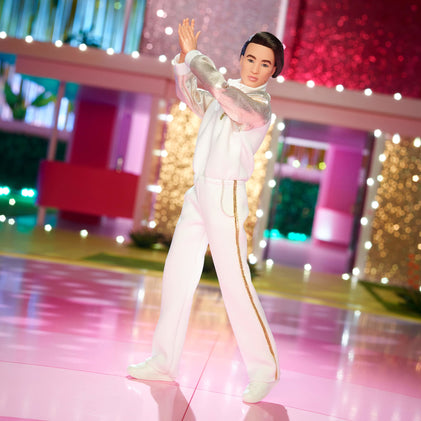 Ken-Puppe im weiß-goldenen Trainingsanzug – Barbie Der Film