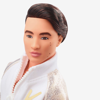 Ken-Puppe im weiß-goldenen Trainingsanzug – Barbie Der Film