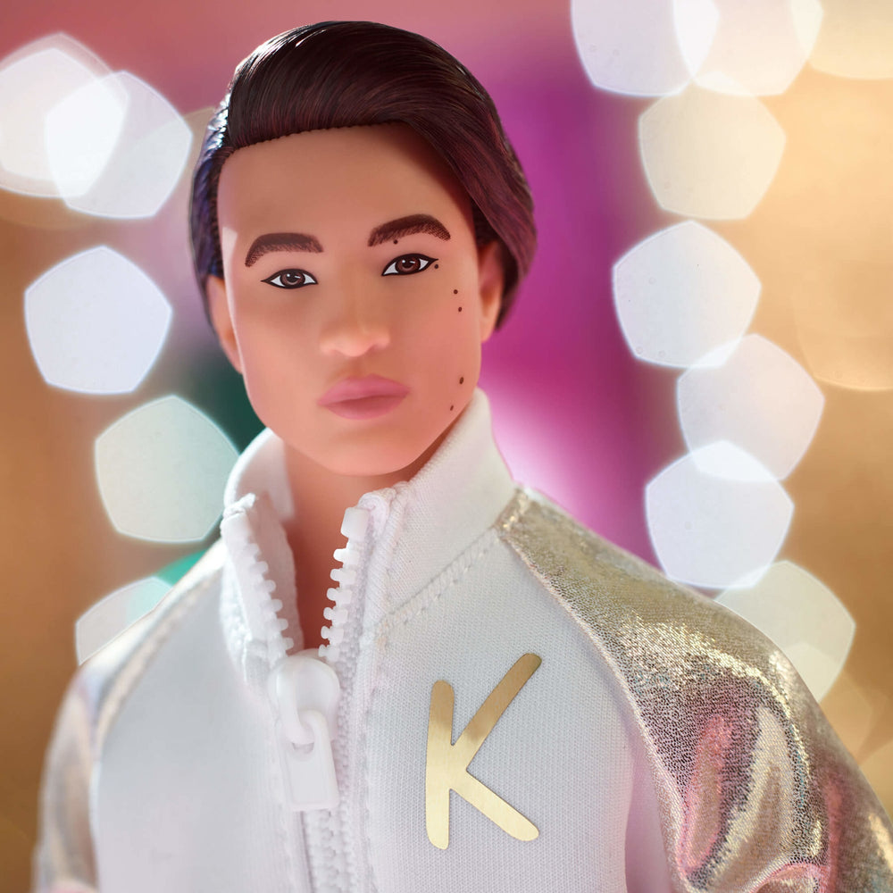 Ken-Puppe im weiß-goldenen Trainingsanzug – Barbie Der Film