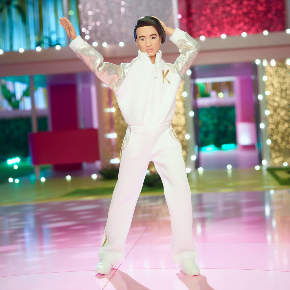 Ken-Puppe im weiß-goldenen Trainingsanzug – Barbie Der Film