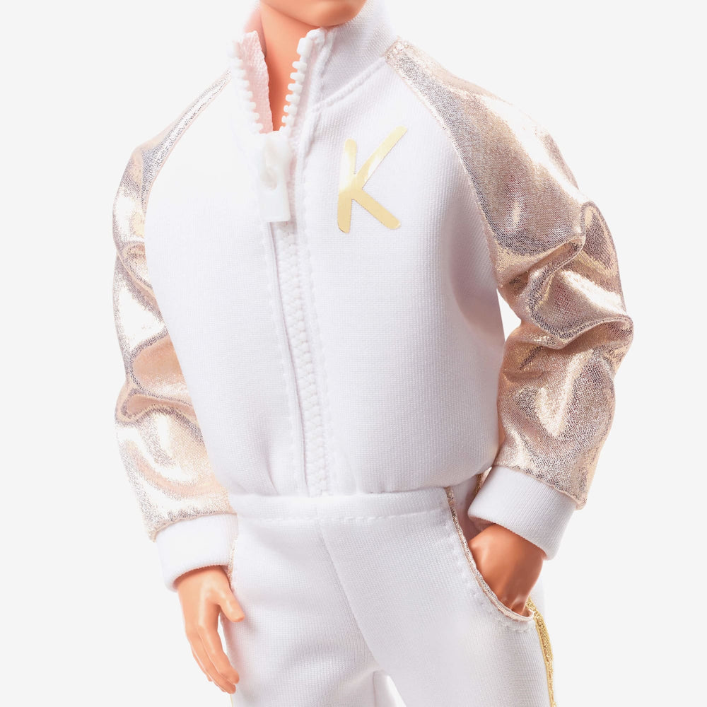 Ken-Puppe im weiß-goldenen Trainingsanzug – Barbie Der Film