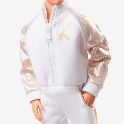 Ken-Puppe im weiß-goldenen Trainingsanzug – Barbie Der Film