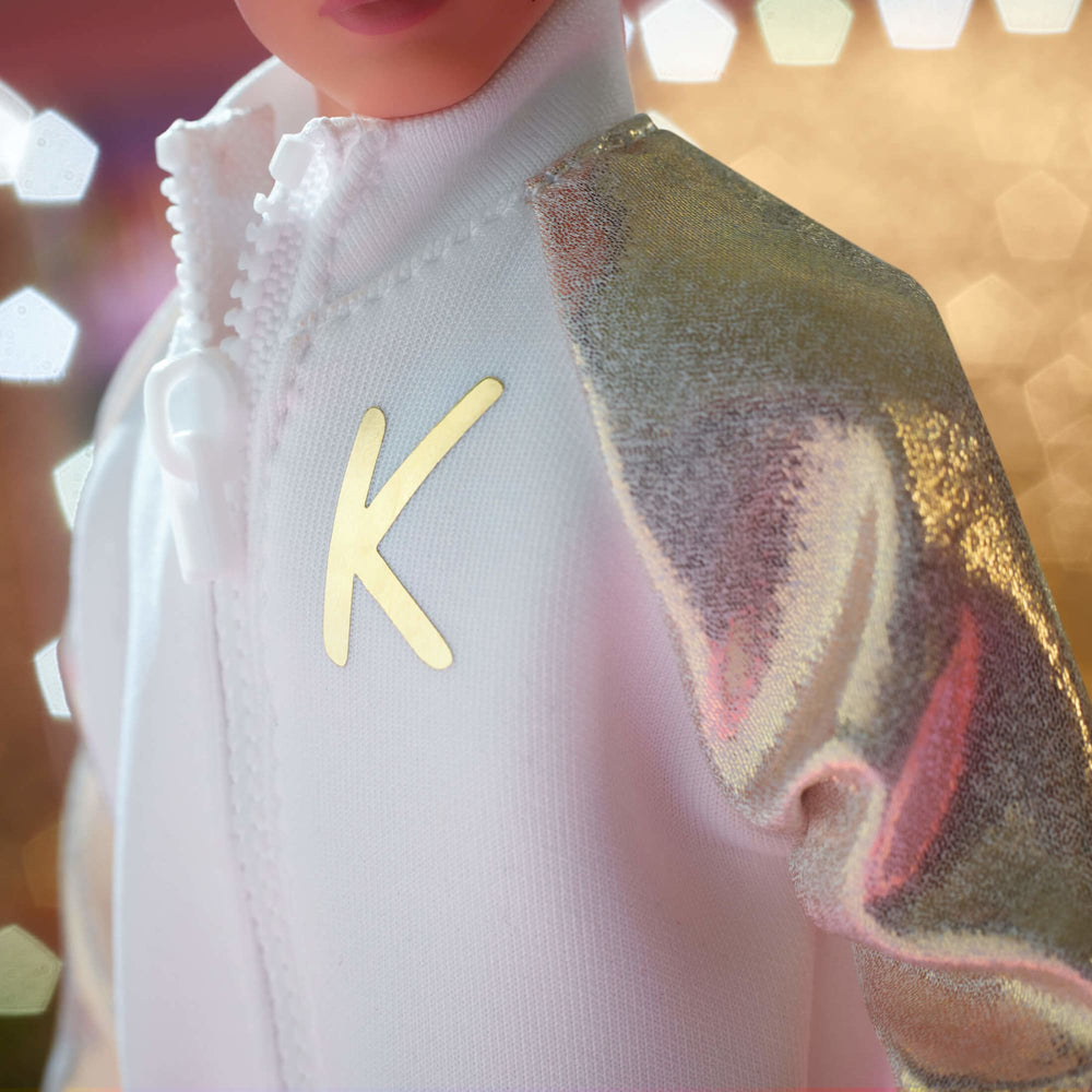 Ken-Puppe im weiß-goldenen Trainingsanzug – Barbie Der Film